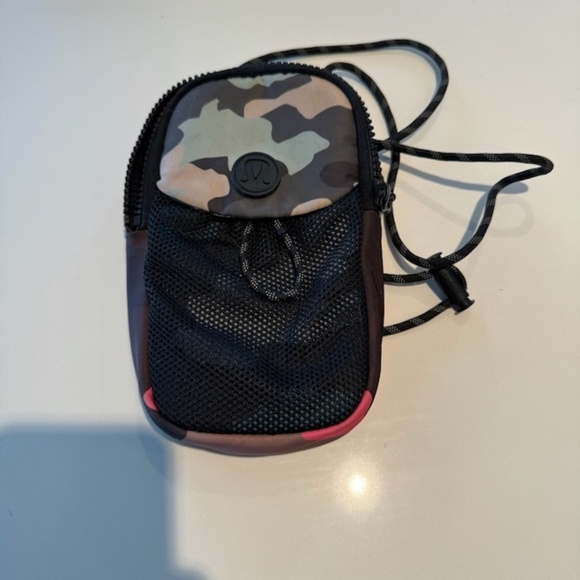 Lululemon Take it On Crossbody Pouch Rare Multi colour camo - Picture 2 of 6